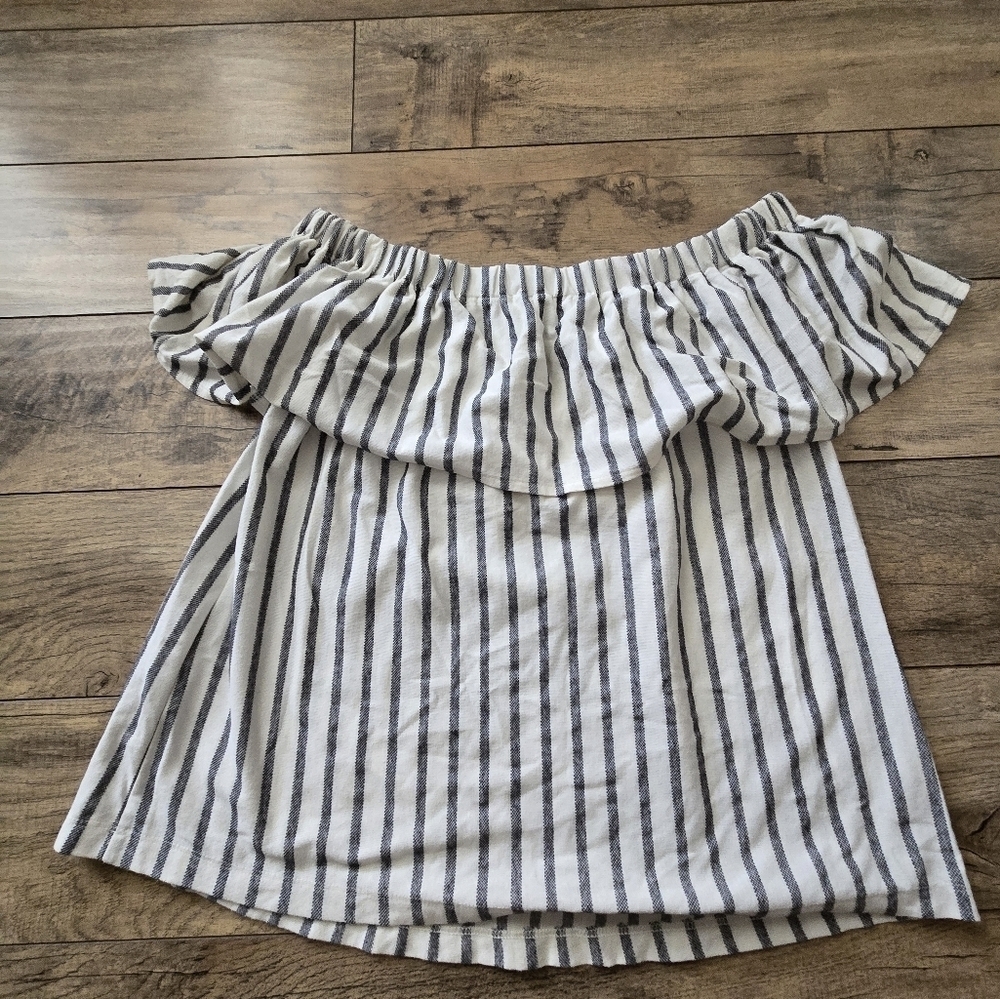 Banana Republic Striped Grey And White Small Top. Great Summer Top. - Picture 2 of 8